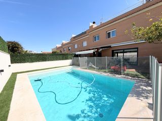 Reihenhaus  De la torre del vallès. Casa esquinera con vistas al mar y un amplio jardín con piscina!