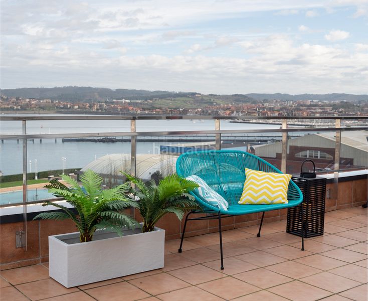 Foto 0da1d250-d649-4893-8f97-f23a27c347e7. Àtic amb xemeneia calefacció piscina a Larrea - San Juan de Dios - Peñota Santurtzi