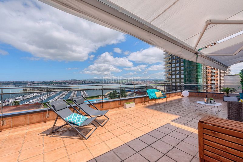 Foto 26aa51d9-5afd-4b44-aed7-0a540f6e5808. Àtic amb xemeneia calefacció piscina a Larrea - San Juan de Dios - Peñota Santurtzi