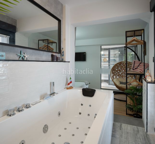 Foto 77bef68e-2cdf-4f36-b759-42e69e69bced. Àtic amb xemeneia calefacció piscina a Larrea - San Juan de Dios - Peñota Santurtzi