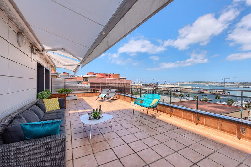 Foto b8e92f06-ab9d-4016-bbbc-d39a770c48d6. Àtic amb xemeneia calefacció piscina a Larrea - San Juan de Dios - Peñota Santurtzi