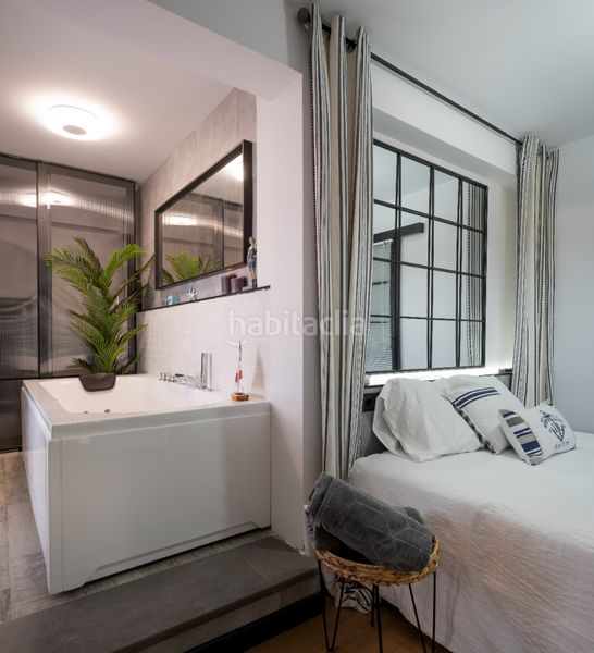 Foto e7546ac0-ab9d-4f69-9563-98387d37e59c. Àtic amb xemeneia calefacció piscina a Larrea - San Juan de Dios - Peñota Santurtzi