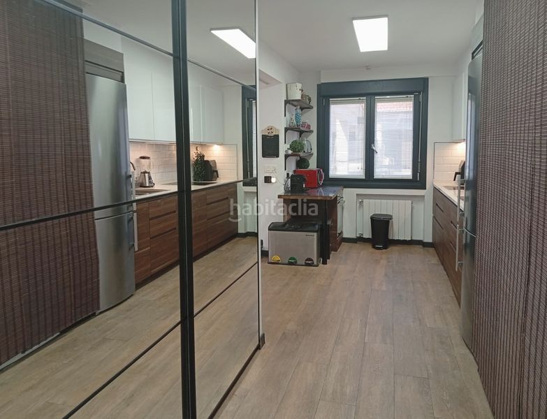 Foto ec57aa20-4228-4eb2-86f7-22cc1383f730. Àtic amb xemeneia calefacció piscina a Larrea - San Juan de Dios - Peñota Santurtzi