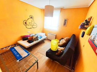 Casa adossada a Pozohondo. Vivienda adosada de 6 dormitorios, con patio y toalmente amuebla