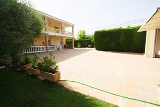 Chalet en San Pablo. Gran chalet de 2 plantas, 6 dormitorios, piscian y pista de tene
