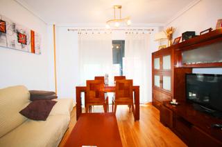 Etagenwohnung in Avenida ramón menéndez pidal 65. Gran piso con patio en muy buen estaso