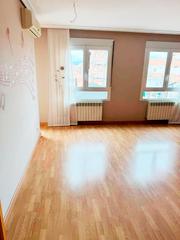 Pis en Paseo circunvalacin 77. Piso semi-nuevo