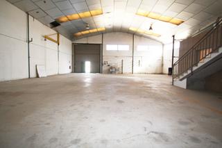 Fabrikhalle in Cuarta avenida 39. Nave de 328 metros con dos puers de entrada y mucha fachada