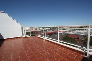 Rent Penthouse in Carretas - Pajarita. Alquilo apartamento-ático en el centro
