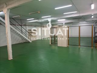 Location Bâtiment à usage industriel à Carrer de santander 2. Nave con patio delantero  y trasero para entrar a trabajar.