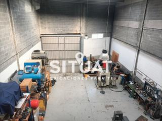 Nau industrial a Carrer torruella i urpina 1. Nave impecable adosada entrada oficinas a otro nivel