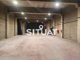 Rent Industrial building in Carrer del comerç 49. Nave en perfecto estado con 12 m de altura y patio delantero