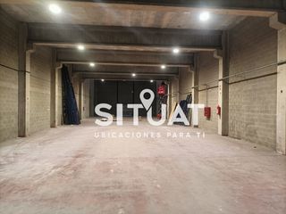 Miete Fabrikhalle in Carrer del comerç 49. Nave en perfecto estado con 12 m de altura y patio delantero