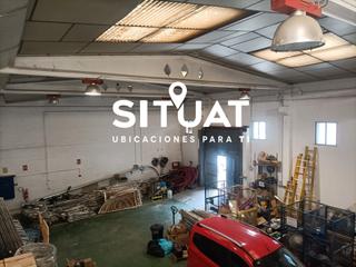 Nave industrial en Carrer del macabeu 2. Nave industrial esquinera alquilada hasta 2026, con instalacione