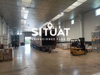 Nave industrial en Carrer comerç 3. Nave industrial esquinera impecable con patio trasero para entra