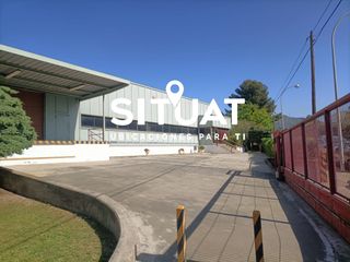 Capannone industriale in Avinguda de la riera 23. Nave  tipo c y edificio corporativo con muelles de carga con gra