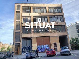 Nau industrial a Carrer del paraguai 12. Nave de dos plantas en barcelona con muelle de carga y oficina