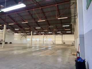 Miete Fabrikhalle in Avinguda de ragull 50. Nave industrial con patio delantero en sant cugat