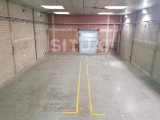Capannone industriale in Carrer domènech i montaner 8. Nave adosada con instalaciones con 2 patios