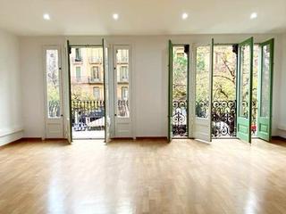 Rent Office space in Rambla de catalunya 40-80. Impecable oficina lista para entrar con vistas a la rambla catal