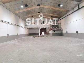 Location Bâtiment à usage industriel à Carrer de miquel torelló i pagès 39. Nave esquinera a 3 vientos con patio delantero y trasero