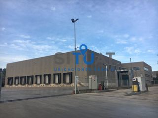 Lloguer Nau industrial a Carrer de l'estació 18. Nave tipo c de 2914 m2 con 11 muelles de carga y campa de 9000 m