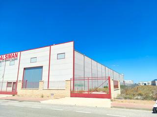 Fabrikhalle in Calle 3 130d. Nave industrial diafana con patio