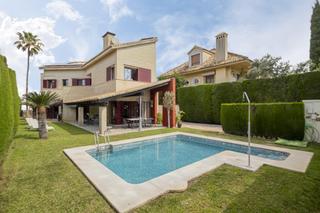 Rent Chalet  Avenida jacaranda. Vivienda exclusiva en el zaudin, sevilla.