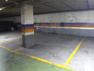 Lloguer Aparcament cotxe  Ronda de outeiro. Plaza de garaje "muy cómoda" para coche grande o furgoneta, zona