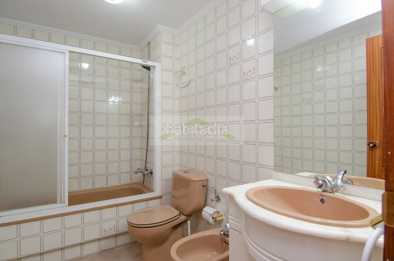 Foto 3d8db207-acf2-4057-8daa-99a13a617fd8. Rent flat in Os Mallos Coruña (A)