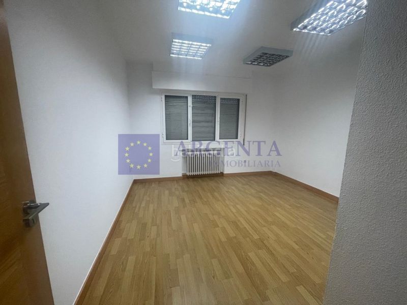 Foto a0569a8b-8ce5-46ef-b824-3f946c7e14dd. Local comercial a Centro Cáceres