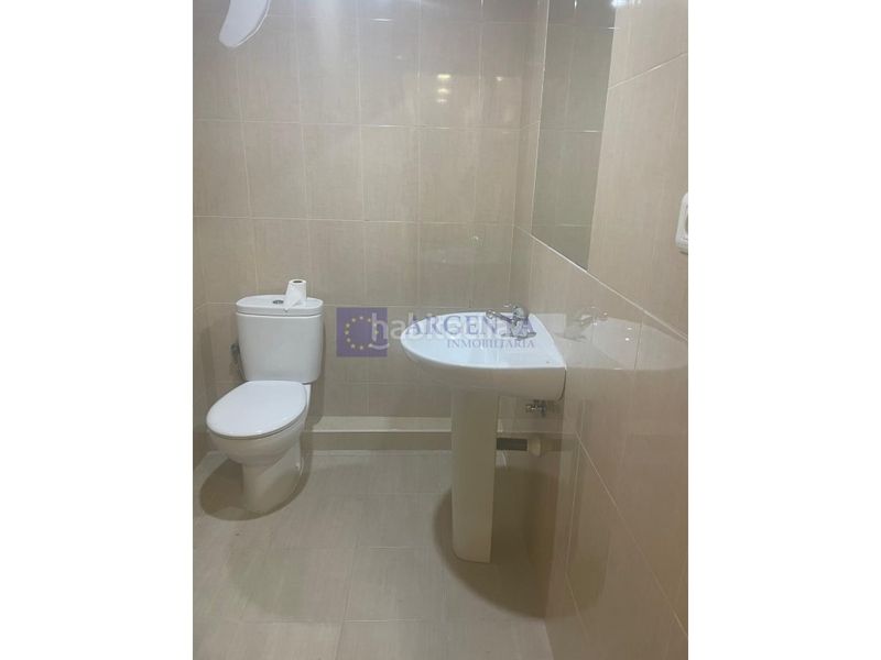 Foto dc5c2715-f33f-40c3-9046-966a69d1f6fa. Local comercial a Centro Cáceres