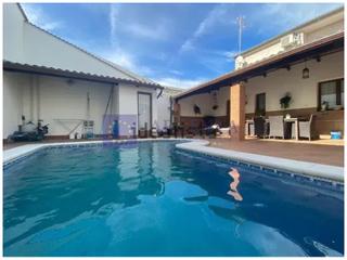 Casa  N/a. Chalet en venta con piscina