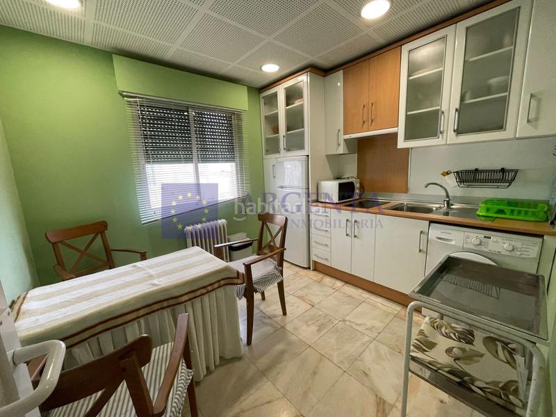 Foto b6eac2ff-37e2-44bc-a43a-f8d4c384a31c. Location appartement avec parking dans Centro Cáceres