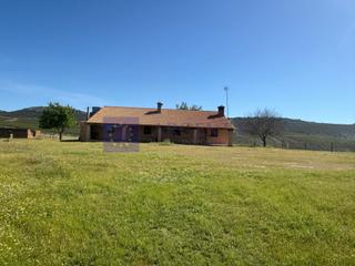 Haus  Poligono 10 paraje 102 encinilla. Se vende finca cinegetica y ganadera