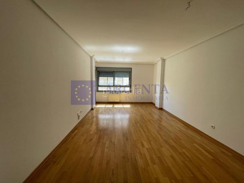 Foto ba6e857b-f5e9-49c3-b4d9-5149053c5ddc. Alquiler piso se alquila piso Centro sin amueblar y con garaje en Cáceres