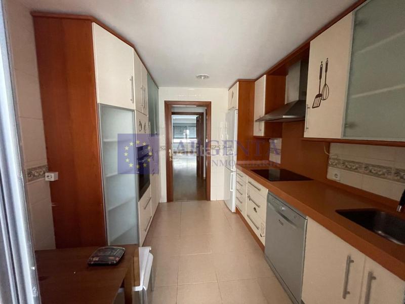 Foto eb6bc514-04fa-42d0-88ce-0df309c9161d. Rent flat with parking in Centro Cáceres