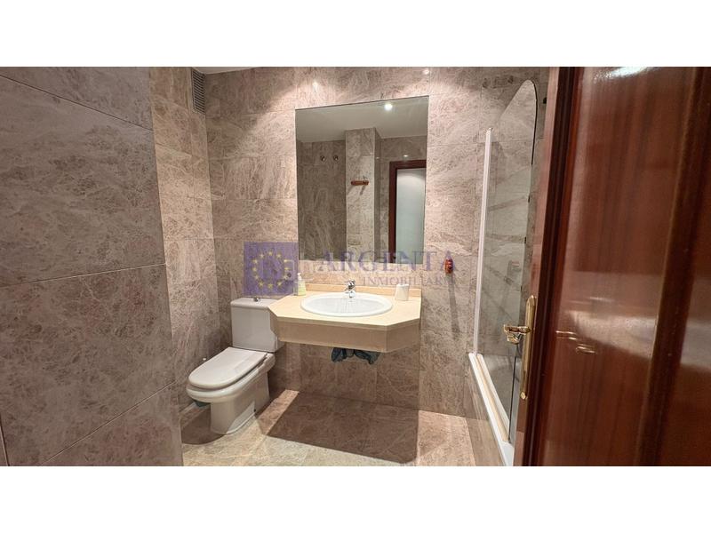 Foto 304c3fb4-9dd6-4722-bc1b-96fc36a7c0e5. Rent flat with parking in Centro Cáceres