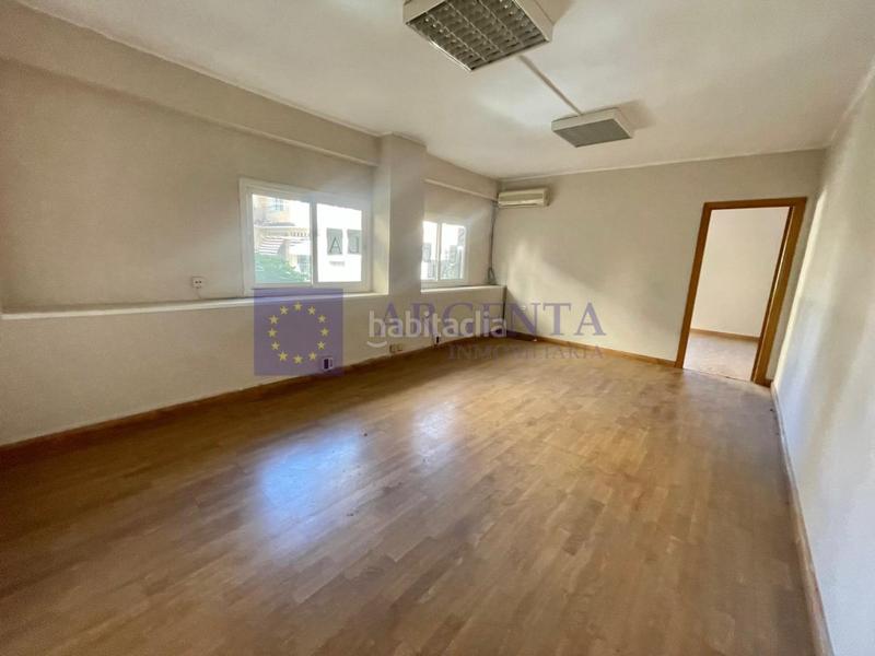 Foto b20f4b5f-3793-4e88-9822-9eed5e8edcdf. Alquiler local comercial se alquila local tipo oficina Centro caceres en Cáceres