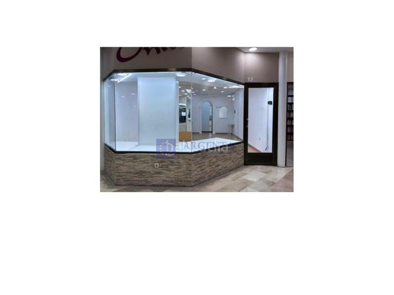 Foto 8aa50d81-c2cc-4193-b705-62d2e9e99e14. Alquiler local comercial se alquila local Centro comercial canovas en Cáceres