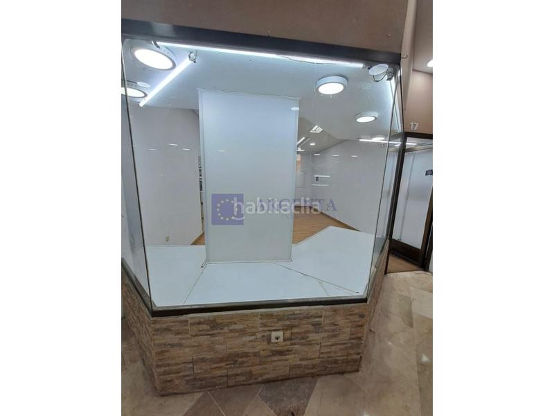 Foto acd681b1-58c3-4e3f-8b1b-efd09202bd67. Alquiler local comercial se alquila local Centro comercial canovas en Cáceres