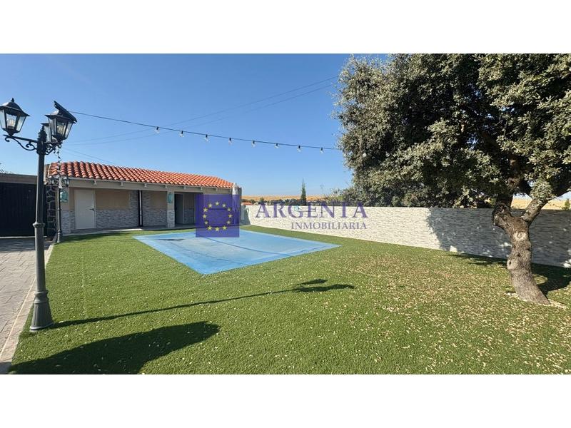 Foto 279ba3fb-54b3-4c2b-b9bb-be3830a140d1. Affitto chalet con parcheggio piscina in Montesol - Mejostilla Cáceres