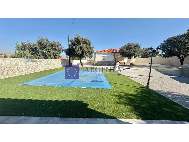 Foto 3df2a654-2f6f-40d4-bf4b-81e7b6a02658. Lloguer xalet amb aparcament piscina a Montesol - Mejostilla Cáceres