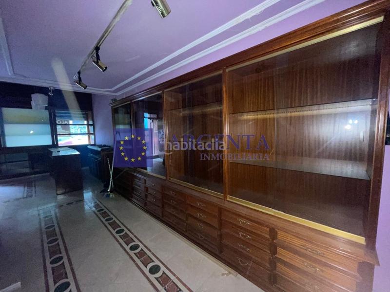 Foto bf010e7f-0269-4184-b6ef-8eb65c29637e. Alquiler local comercial se alquila local comercial Centro en Cáceres