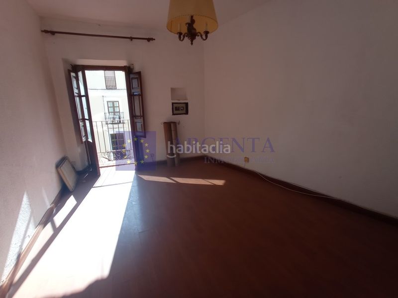 Foto 300f0ae6-52d7-42c9-a407-7afb589886ac. Piso venta inmueble gran teatro en Casco Antiguo Cáceres