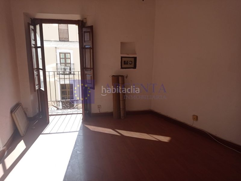 Foto 6510ff31-dcec-4e5f-b0e2-dd043d2f28b6. Piso venta inmueble gran teatro en Casco Antiguo Cáceres