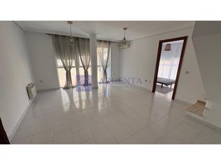 Miete Zweistöckige Wohnung in Casco Antiguo. Dúplex alquiler plaza italia sin muebles