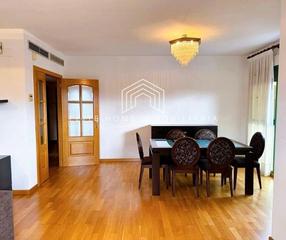 Rent Flat in Parque Sensal. Fantástico piso de 3 habitaciones, 2 baños y 2 plazas de garaje