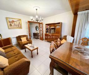 Etagenwohnung in Ensanche - Parque del Oeste. Amplia vivienda de 3 habitaciones en muy buen estado situada en