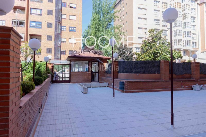 Foto 27bccf9a-5a02-4635-b683-087e8e7604ab. Ático atico con 20 metros de terraza, piscina, garaje opcional, 3 habitaciones 2 baños a estrenar, Castillachamartin en Madrid